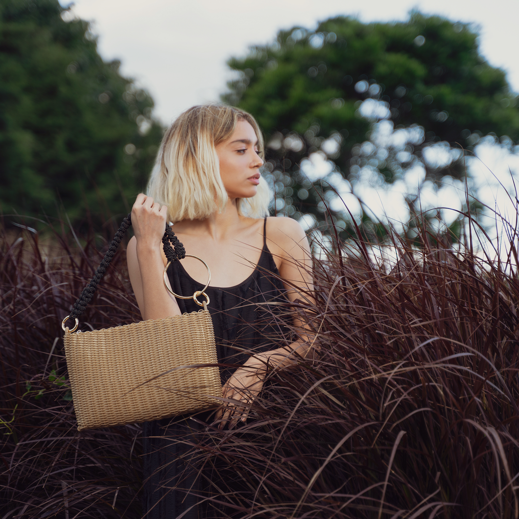 THE CIRCLE KNOTTED CLUTCH GOLD