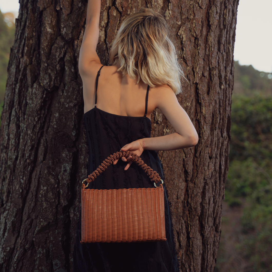 THE KNOT CLUTCH CINNAMON / BROWN