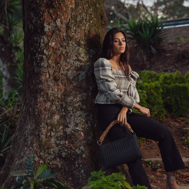 THE KNOT CLUTCH BLACK / GOLD