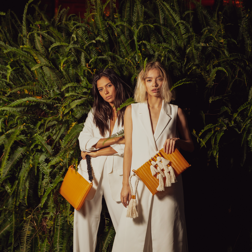 THE KNOT CLUTCH TURMERIC / BLACK